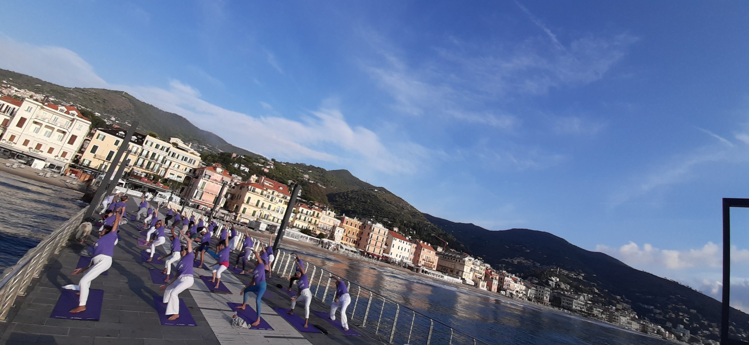 yoga-viola-molo-alassio-visit-essere-free-gratuito-sport-benessere-lucia-ragazzi-village-esperienze-experience-wellbeing-wellness-turismo-emozion-