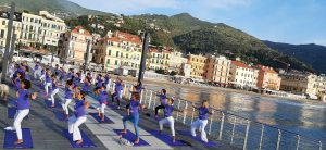 yoga-viola-molo-alassio-visit-essere-free-gratuito-sport-benessere-lucia-ragazzi-village-esperienze-experience-wellbeing-wellness-turismo-emozion-